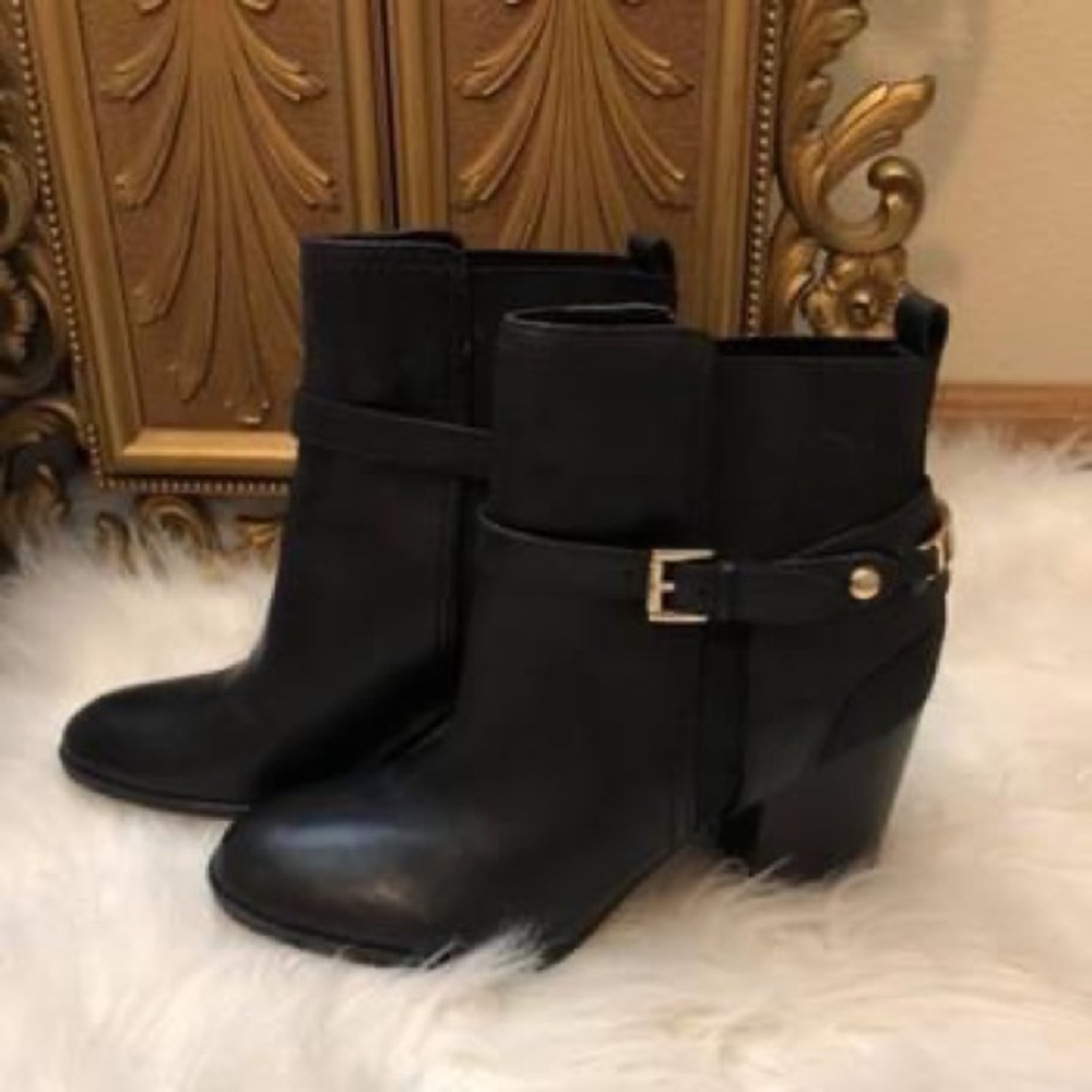 Tommy Hilfiger leather booties w Gold details